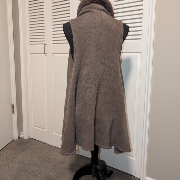 NWOT Sweater Vest With Ultra Soft Faux Fur Collar, Sleeveless Womens Size S or M - Picture 5 of 6